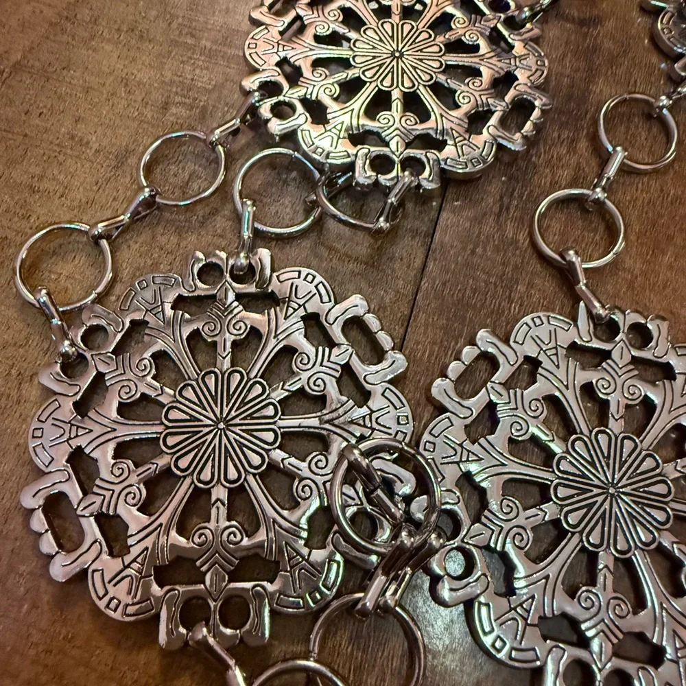 Windsor Silver Snowflake Medallion Chain Belt Western Statement Waist Belt NWT - Picture 7 of 7